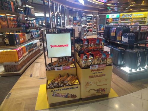 Квадратные экраны в duty free аэропорта